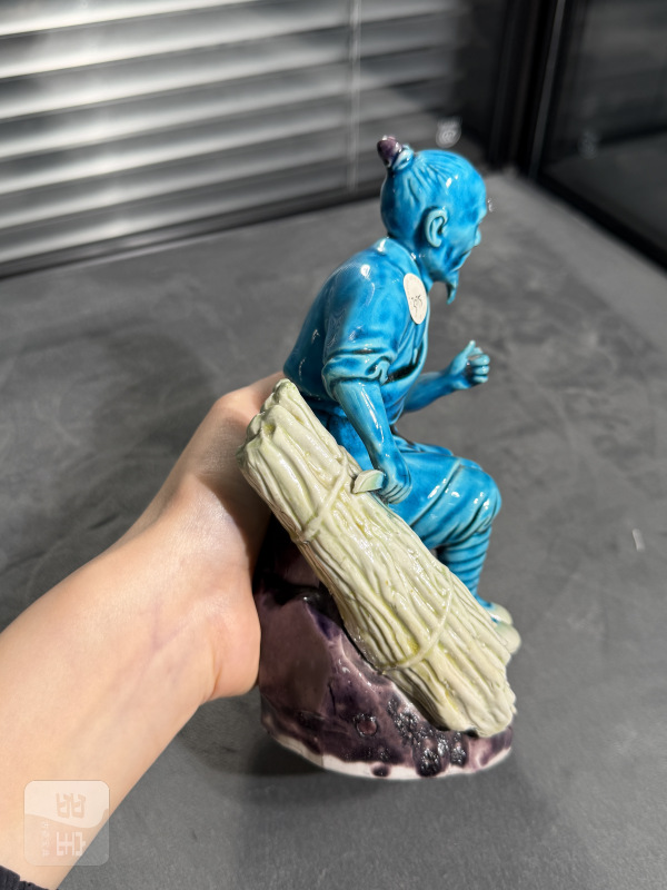 清晚期孔雀蓝釉加茄皮紫釉樵夫塑像 - 图9